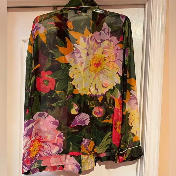 Floral collared button down blouse with flair! - Picture 4 of 5